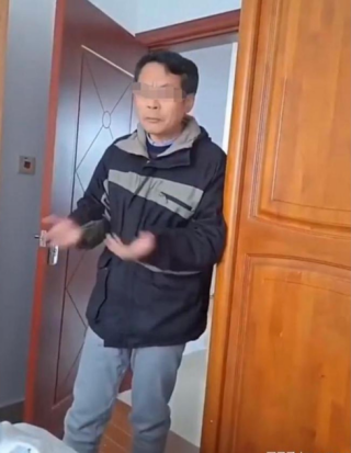 拿不到钱网暴父亲，贡献裸照试图围攻父母，魔法猪女孩什么来头？