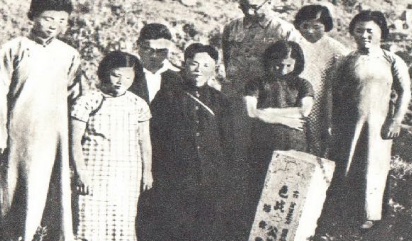 1953年，青岛一司令员携妻回乡祭母，却发现还有一位妻子在家等他