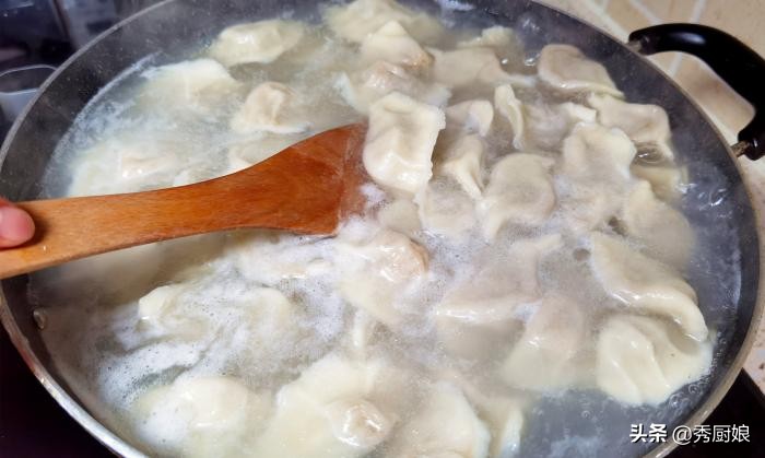 牛肉(rou)馅饺子怎么调馅配(pei)什么菜（牛肉饺子的做法肉馅怎么调好(hao)吃）-第8张图片-悠(you)嘻资讯网