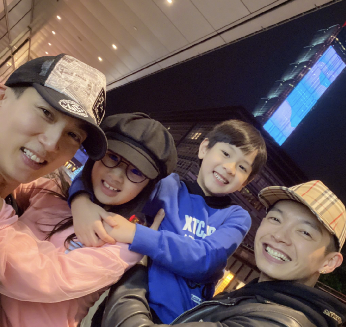 飞轮海三缺一！吴尊汪东城辰亦儒上海街头搞怪合影，炎亚纶未现身