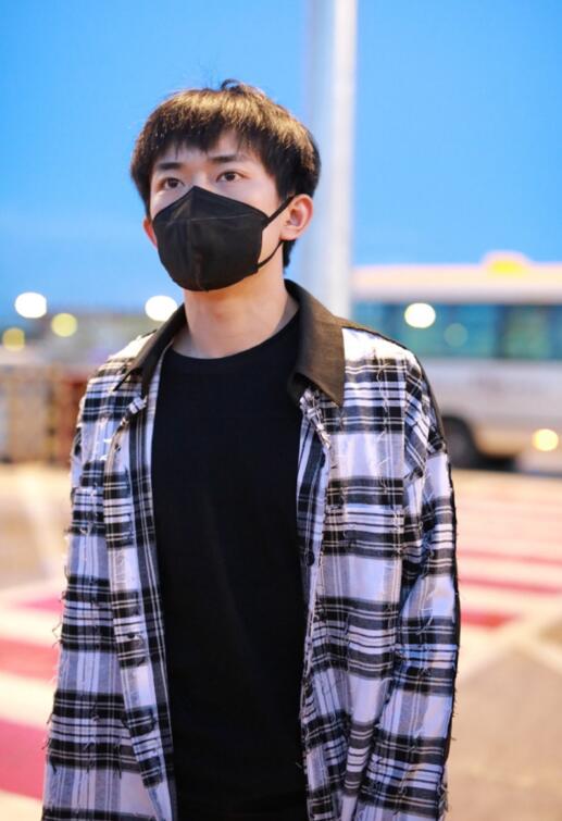 易烊千玺《奇迹年代》东莞首曝路透,黄色t恤配凉鞋接地气)