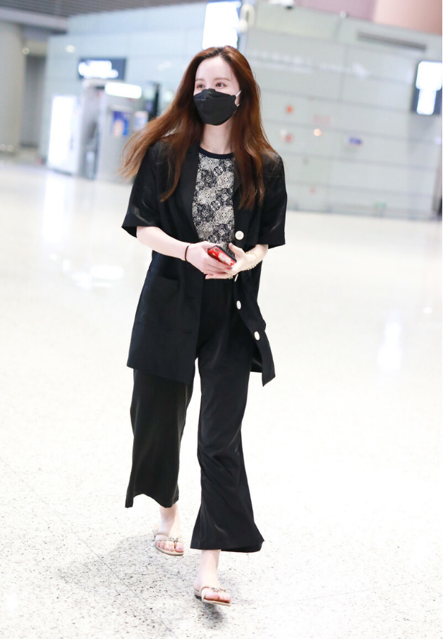 张萌胳膊上套黑丝小露香肩，女人味也太足了，这细腰长腿可真火辣