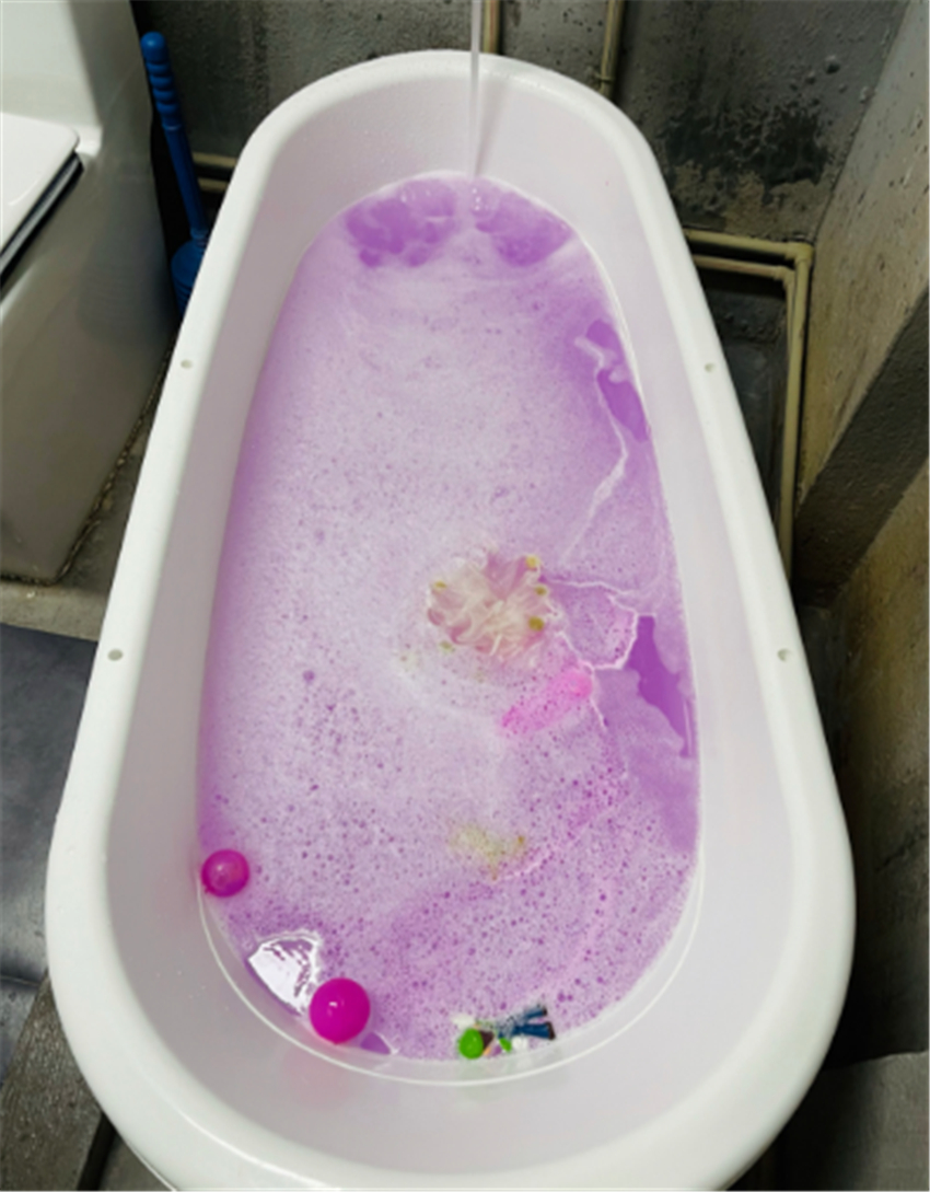 小夫妻没钱装修直接住毛坯房，却布置得超温馨！网友：这生活羡慕