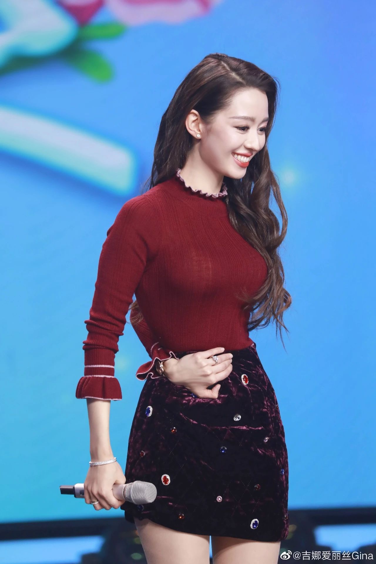 不信你看腰围只有53cm的吉娜吉娜腰围只有56cm