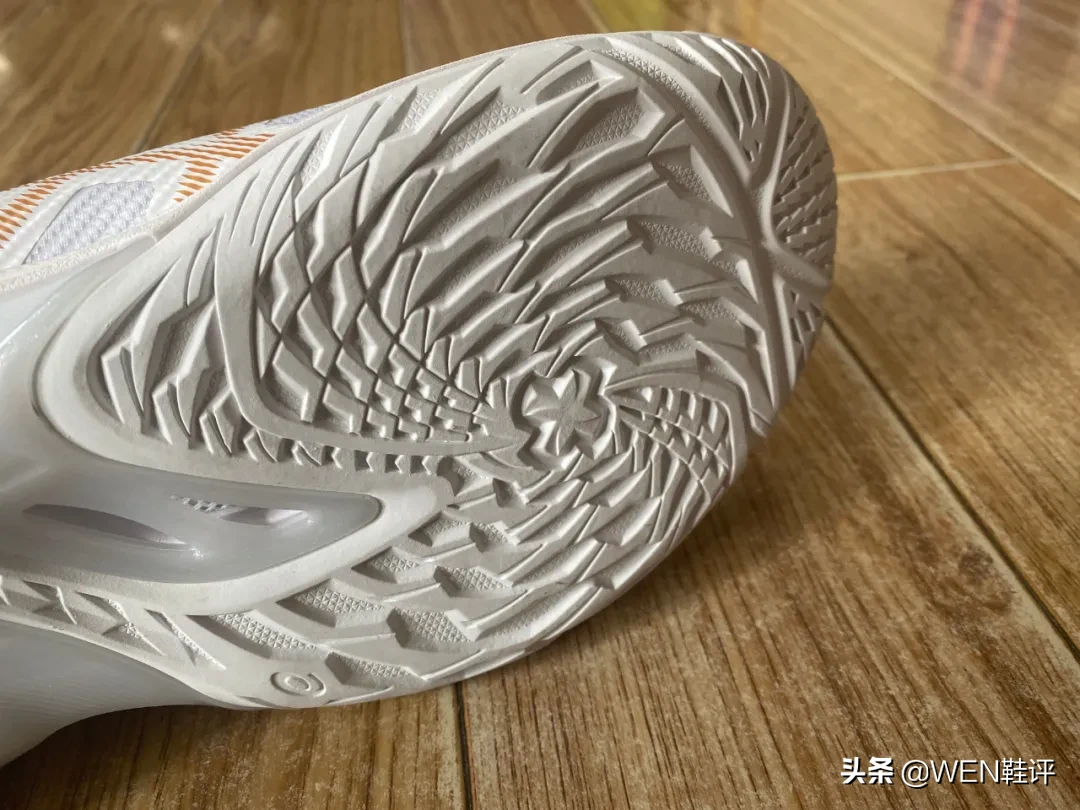 比肩全掌碳板的抗扭配置！2020年最不该被忽视的实战好鞋