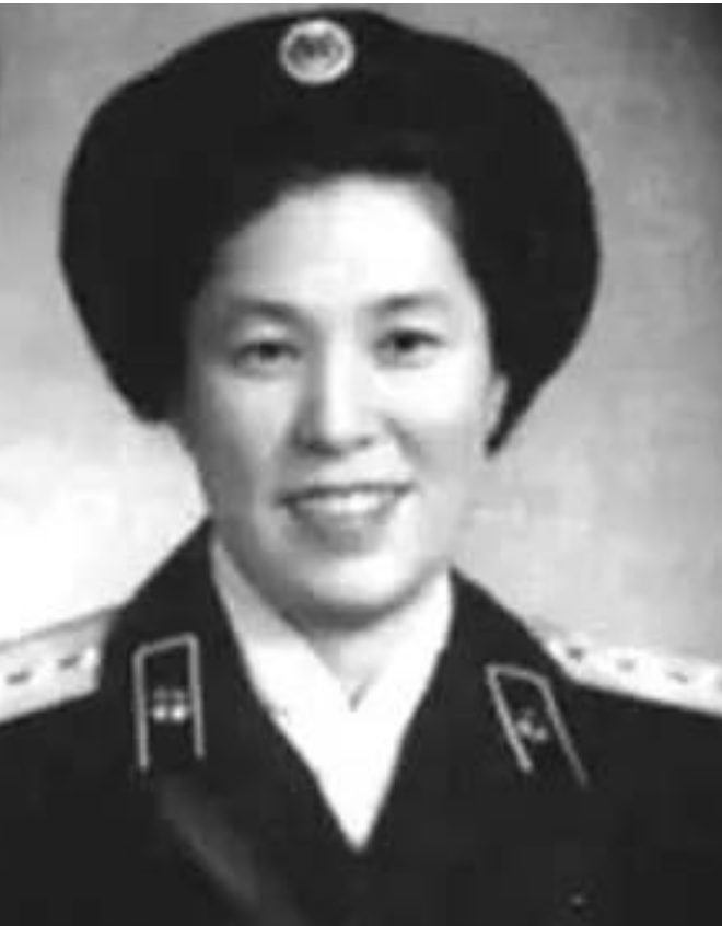 1953年，青岛一司令员携妻回乡祭母，却发现还有一位妻子在家等他