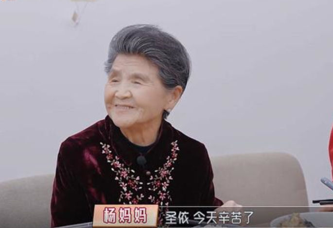 黄圣依婆婆不但不管闲事，还爱夸儿媳妇，86岁凭超高情商圈粉