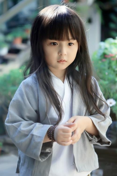 最美幼儿园宝宝火了,皱个眉都是主角气场,男同学的家长坐不住了