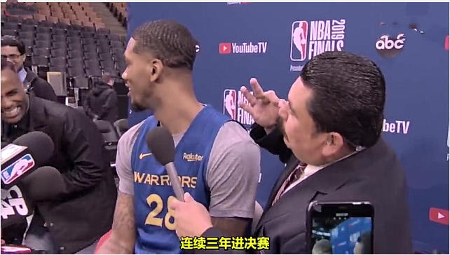 庫里脫口秀采訪（NBA總決賽爆笑采訪：庫里為詹皇簽名，一問題讓勇士眾將面紅耳赤）