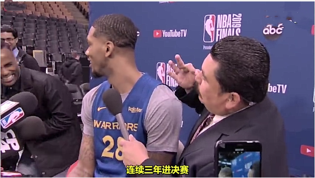 库里脱口秀采访（NBA总决赛爆笑采访：库里为詹皇签名，一问题让勇士众将面红耳赤）