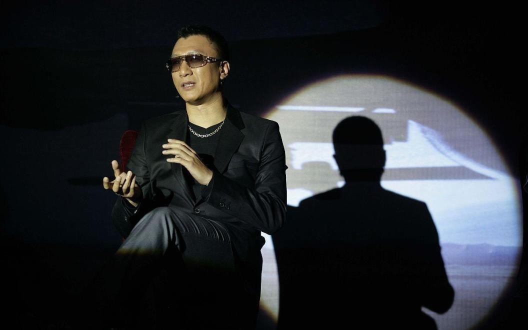 孙红雷戴上墨镜太有"大哥范儿",随便坐着都很霸气,太有型了