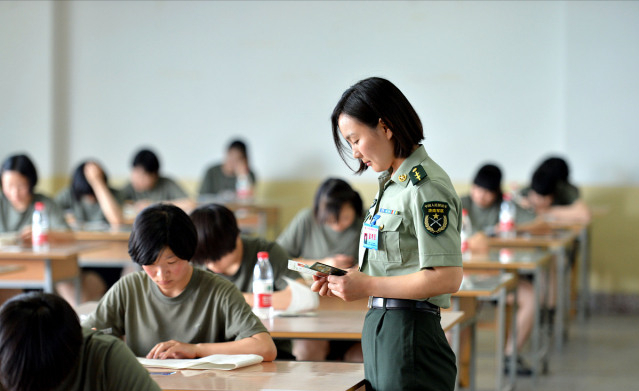 在校大学生读士官学校好，还是退伍回到学校读书好？