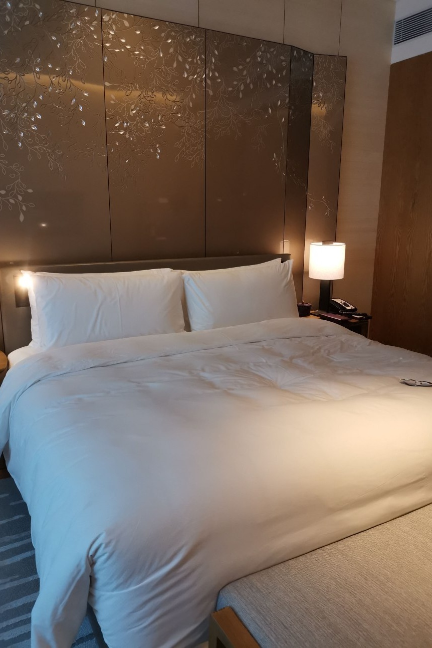 酒店大堂在91层俯瞰大堂很大的套房可以坐着假装办公当然也可以喝咖啡