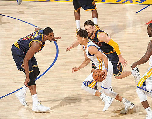 nba为什么不敢放科比投（为什么科比库里经常遇到战术包夹，而詹皇就没有这种待遇呢？）