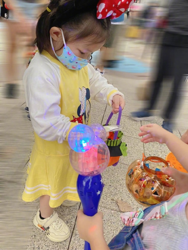 王祖蓝夫妇陪娃过万圣节，2岁天韵长势喜人，长相随爸身高随妈