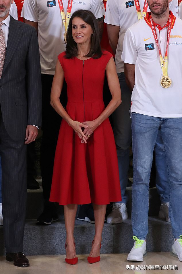 篮球世界杯穿红衣服(西班牙王后穿红裙为冠军男篮庆功，气质优雅又高级，穿搭真抢镜)