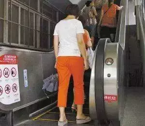 心疼！商场现扶梯“吃人”事故！小男孩脚趾被卷入，网友：不敢看...