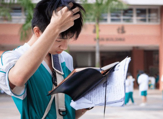 考生高考293分外出散心，父亲担心做傻事一路跟随，竟有意外惊喜