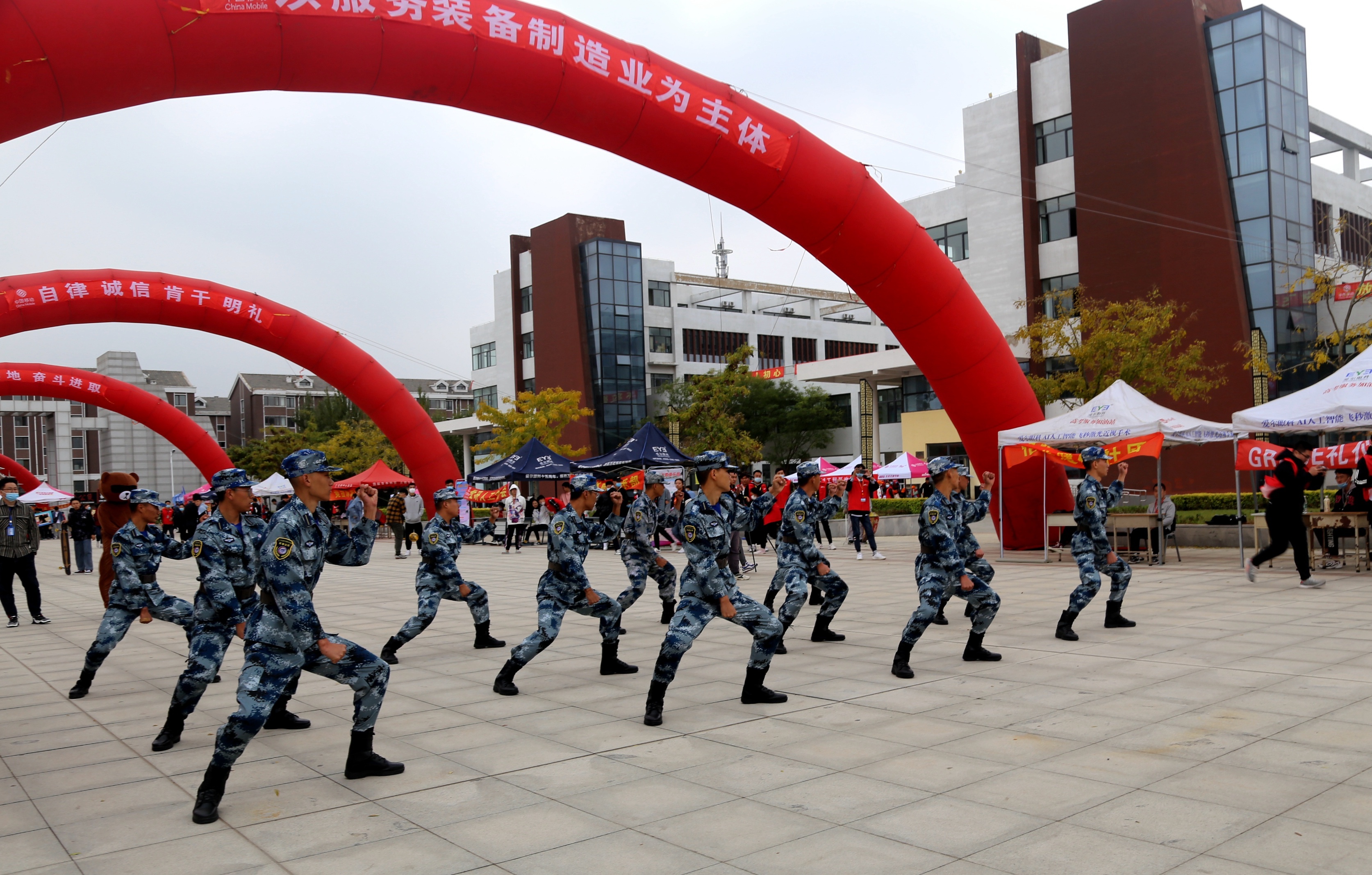 遼寧軌道交通職業學院:小紅馬甲志願者們熱情迎接新生