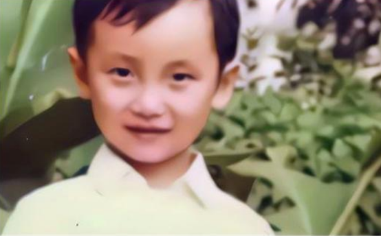 2005年，少年背母上学感动中国后，变性成女人，如今美到认不出