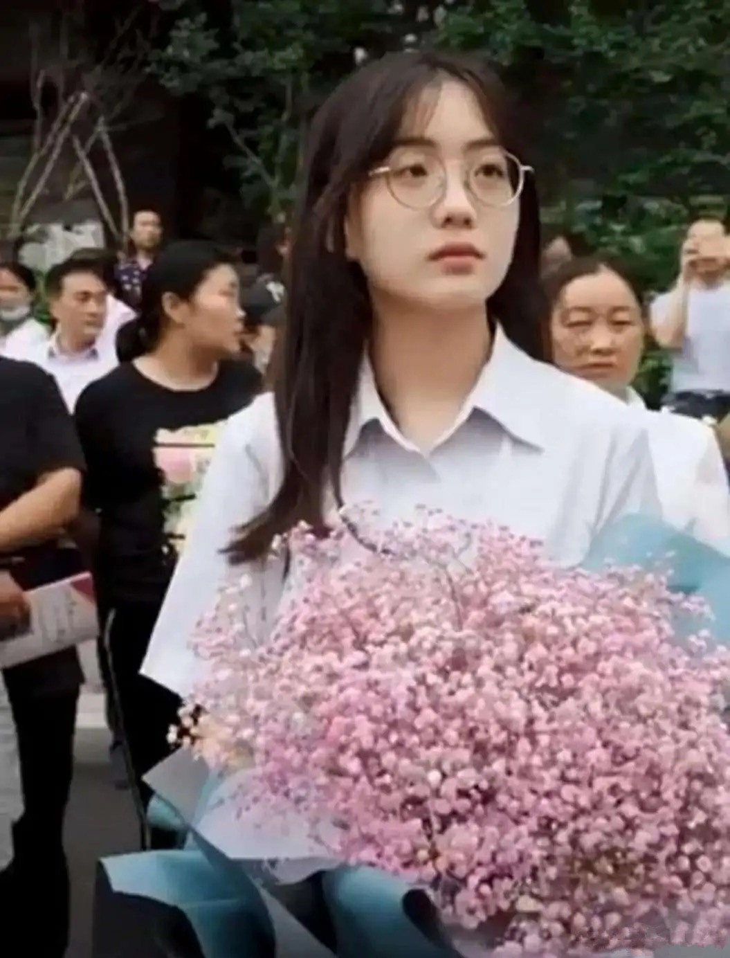 高考送花女孩：长得太好看引关注，一夜涨粉百万却不为所动