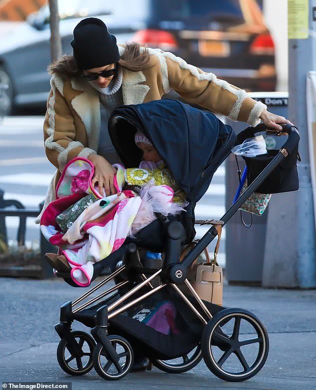 超模伊蓮娜溜娃,2歲女兒全身大牌,孩子爸布萊德利被曝結新歡 時事分析 第3張-戀愛小秘書-娜米 超模伊蓮娜溜娃,2歲女兒全身大牌,孩子爸布萊德利被曝結新歡 時事分析 第3張