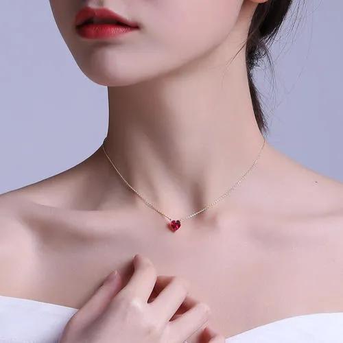 锁骨有一个别致的名称 "美人骨",在颈部之下且左右对称.