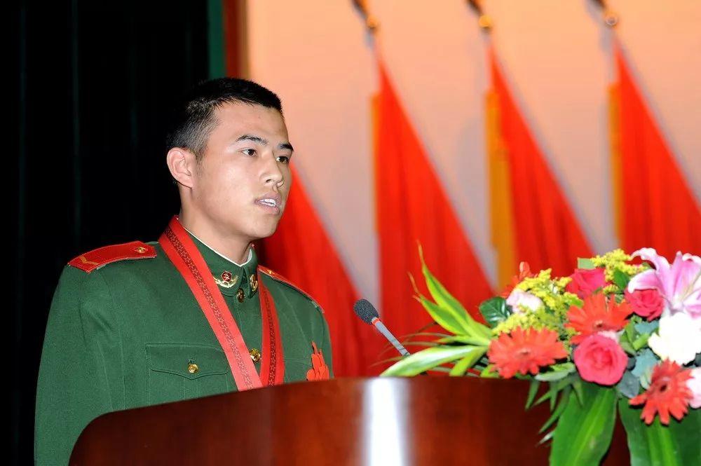 5.12汶川地震救灾英雄：那个“跪地哭喊再救一个”的19岁消防战士