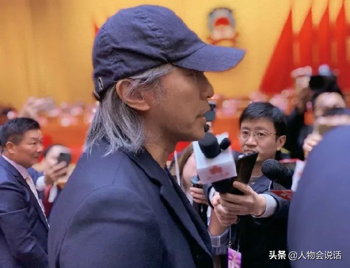 58岁周星驰满头白发落泪：被误解30年，却无人懂我的心酸