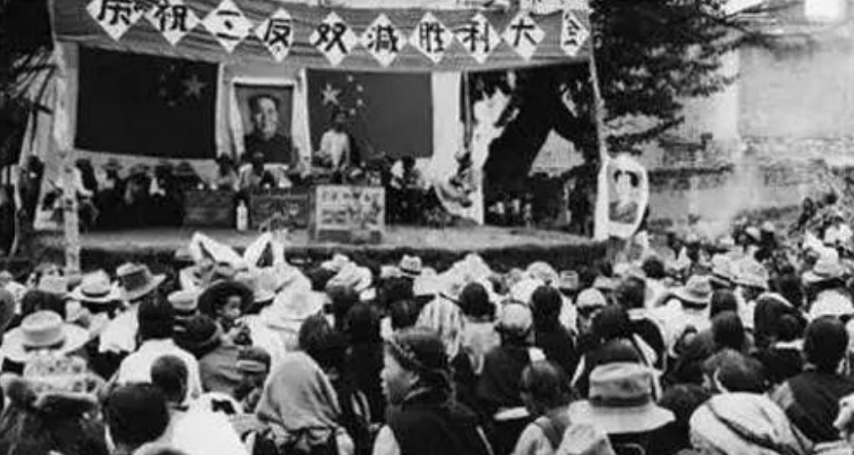 建国初期，毛主席得知竟有官员建二层别墅，怒吼道：拉出去枪毙了