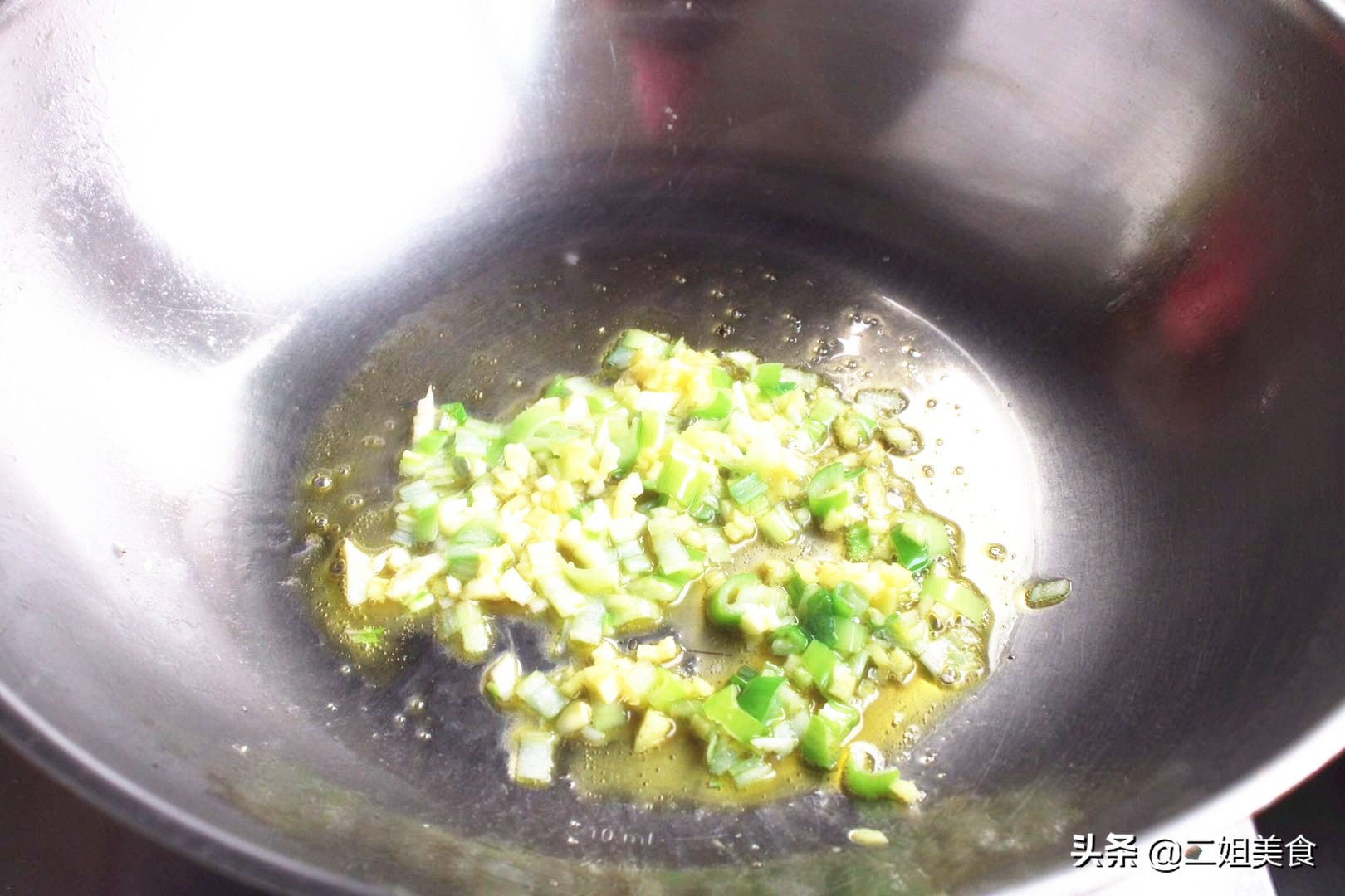 如何做西芹炒百合才脆嫩？成熟一致是关键，调料顺序别弄错