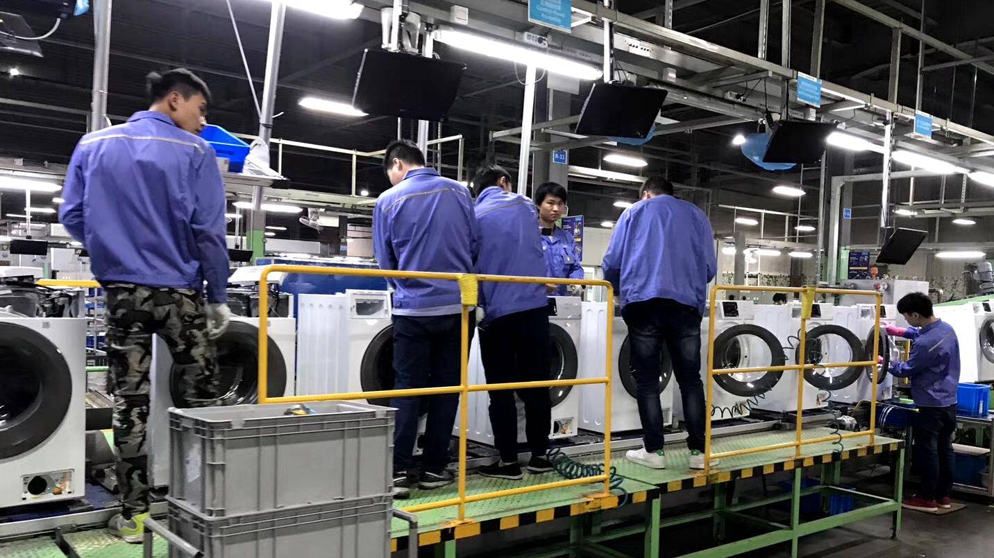 在小天鹅工厂里面参观了他们完整的生产线,严格的检测和出厂要求,与