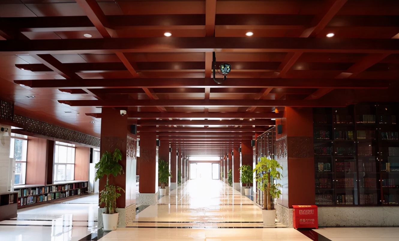 揭秘全国“最高”的高校图书馆，坐落于湖北，建在湖边！