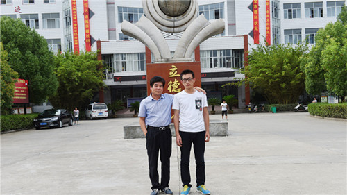 父亲重病，负债累累，瘦弱少年扛起一个家，历经坎坷终圆梦清华