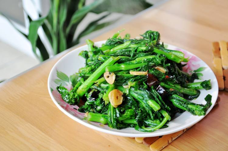 青菜怎么炒好吃（不管炒啥青菜牢记3个诀窍）