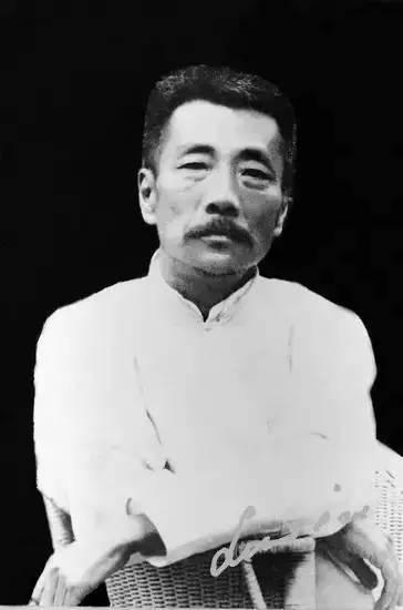 俯首甘为孺子牛上一句（《自嘲》：横眉冷对千夫指，俯首甘为孺子牛）