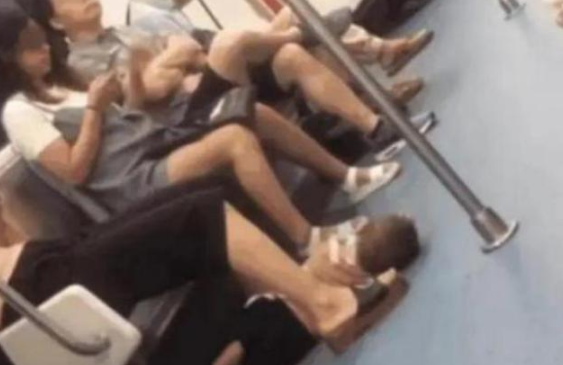 地铁上，男童躺地上一动不动，看到孩子的手，乘客立刻报了警