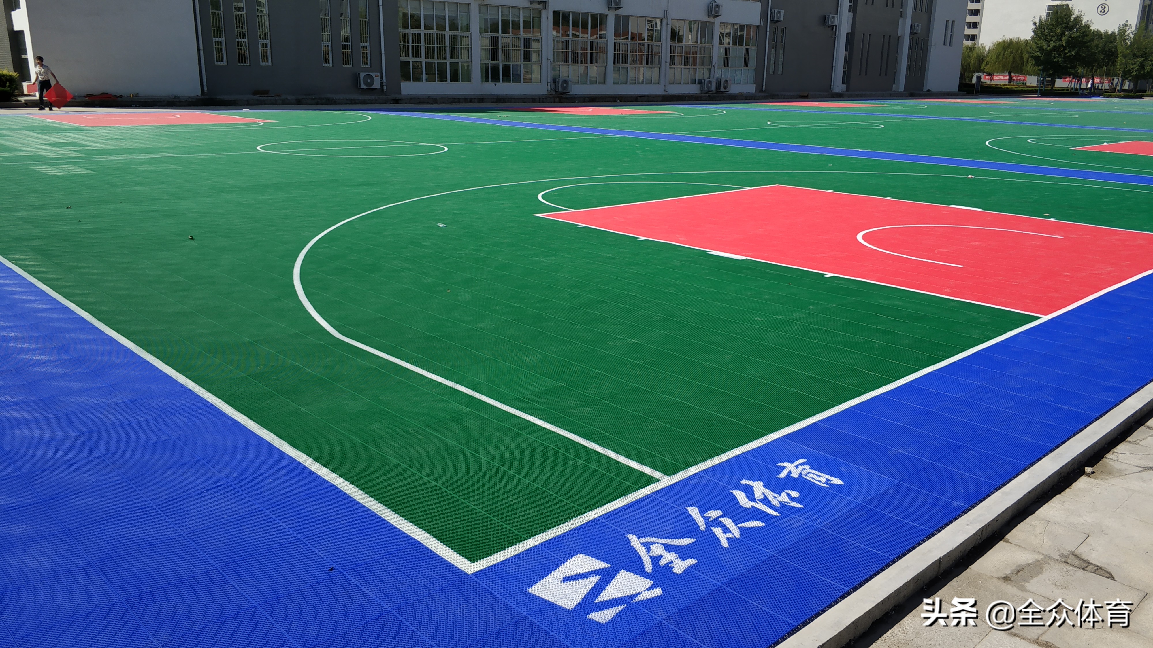 室外篮球场地面用什么材料好(篮球场铺什么材质比较好)