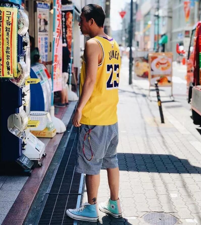 紫色球衣配什么短裤(想成为这个夏天的穿搭潮人？那就从穿球衣开始吧！)