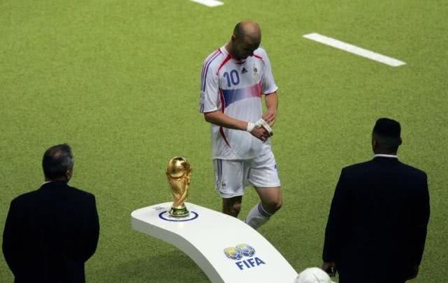 齐达内是哪年世界杯冠军（大师的绝唱！看34岁的齐达内这样征服世界 他如何站着不动过人）