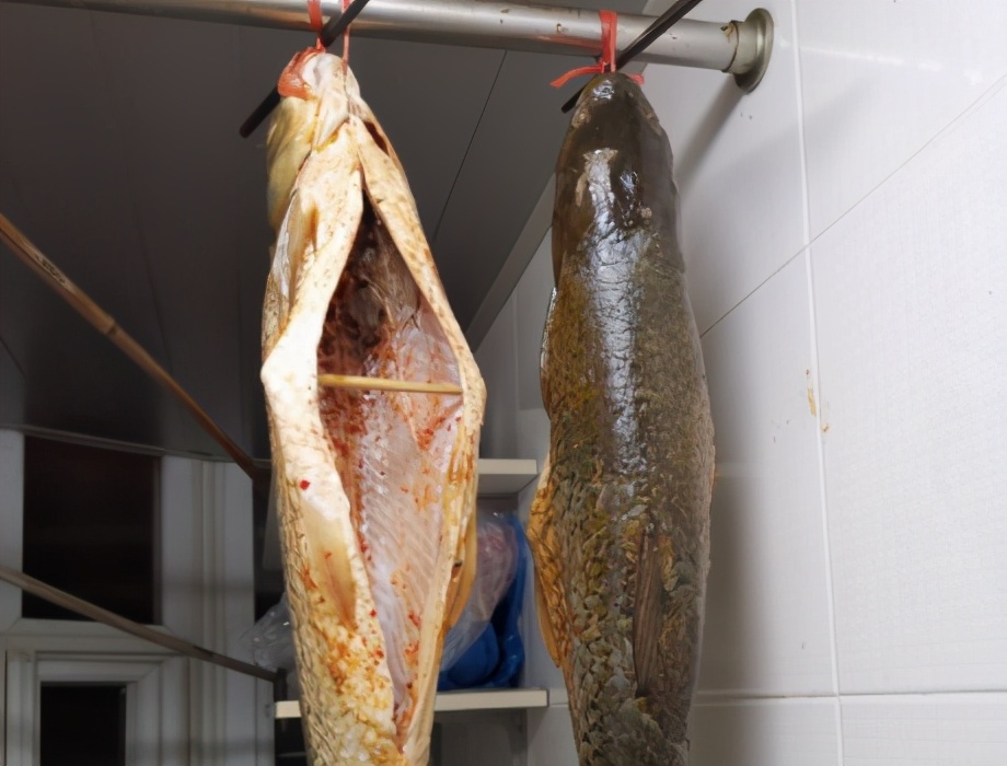 腌咸鱼时，别直接抹盐腌，多加1个步骤，咸鱼咸香入味，更易储存