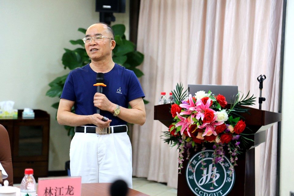 王卫平校长对调研组一行的到来表示热烈欢迎,并重点介绍了学校在办学