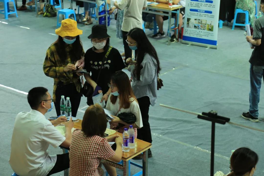 107家企业奔赴南京这所高校，带来4000多个岗位，软件和信息技术人才最紧俏！