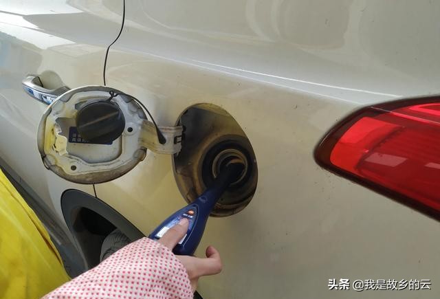 排气管黑说明积碳严重？老司机：你上当了，不是这么回事