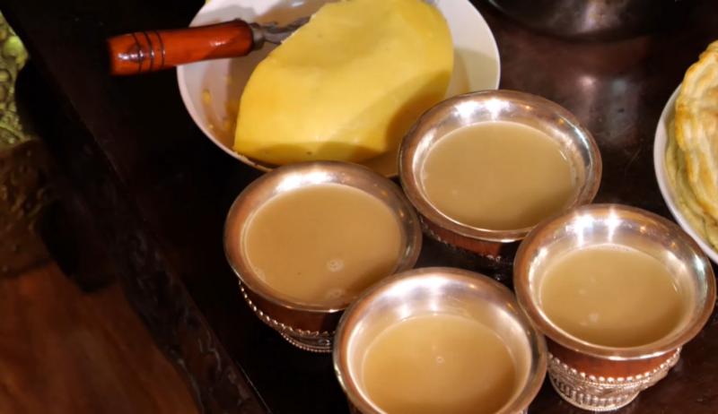 维吾尔族的奶茶与香茶新疆地区的北疆(天山以北地区)主要以加牛奶的