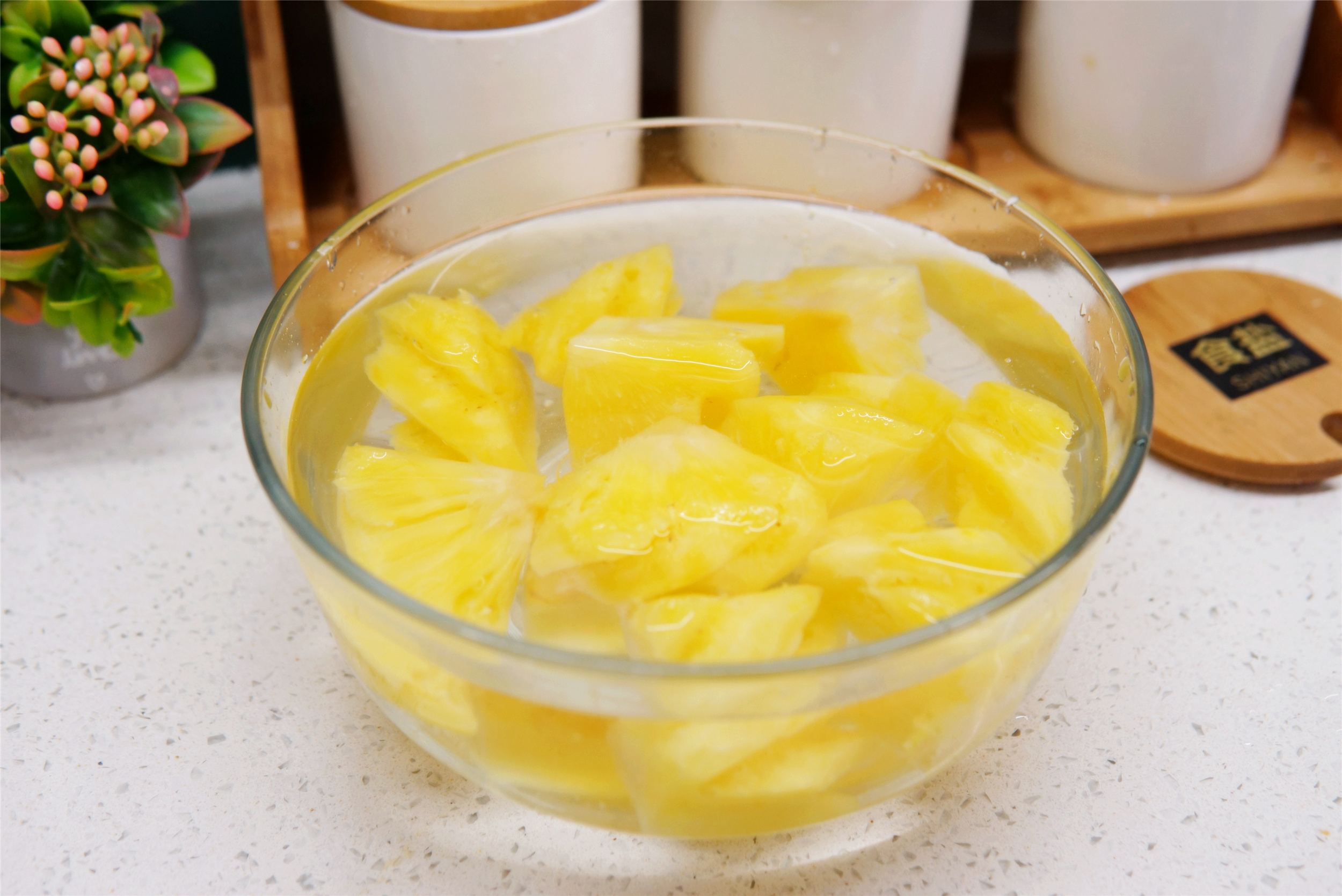 菠萝怎么吃不“扎”嘴？用盐水泡可不行，教你正确吃法，甘甜如蜜