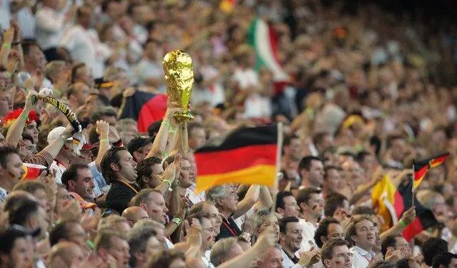 2006意大利vs德国国语(致敬经典:06世界杯半决赛，蓝色传奇，两军相逢勇者胜！)