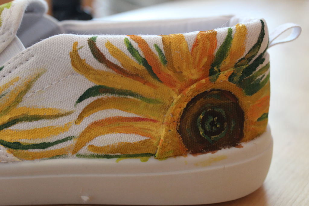 高帮帆布鞋手绘图案(由梵高向日葵得到的启发，来绘制一双向日葵帆布鞋，又酷又时髦)
