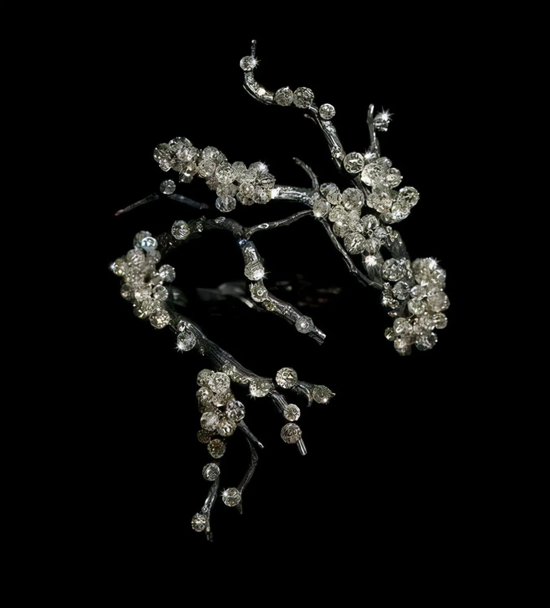 冬日的"时令珠宝"除了材质可以选,还可以选择珠宝的设计主题,比如秋