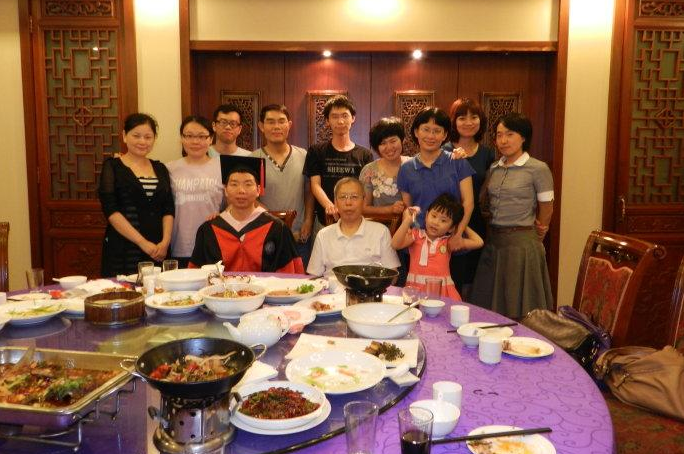 儿子高考430分，家长摆30桌升学宴庆祝，亲戚三本大学有啥好显摆